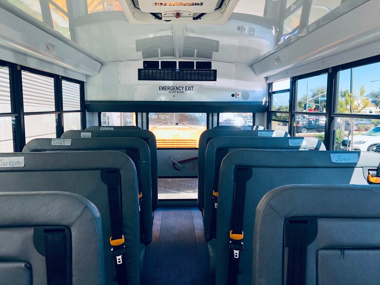 スクールバスの車内。ドライバーは必ず、子どもが残されていないか、くまなくチェックを行う