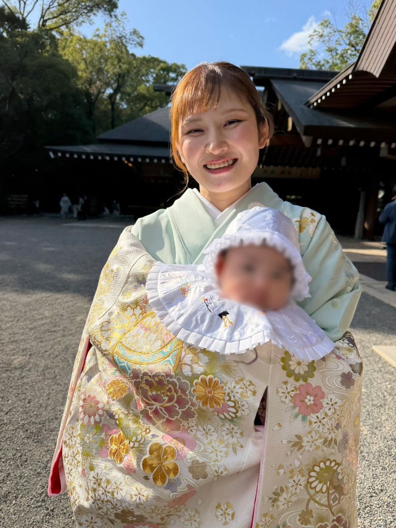 淡いブルーの着物で愛娘のお宮参りに