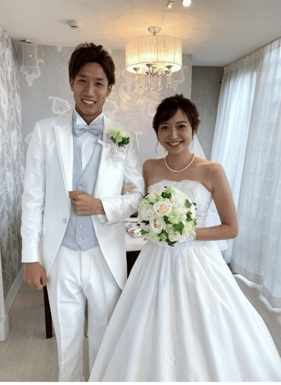 結婚式でウエディングドレスに身を包む久冨さん