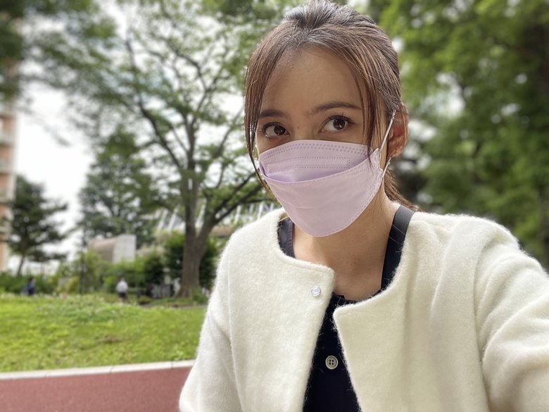 公園にて。白い上着がお似合いの加藤さん