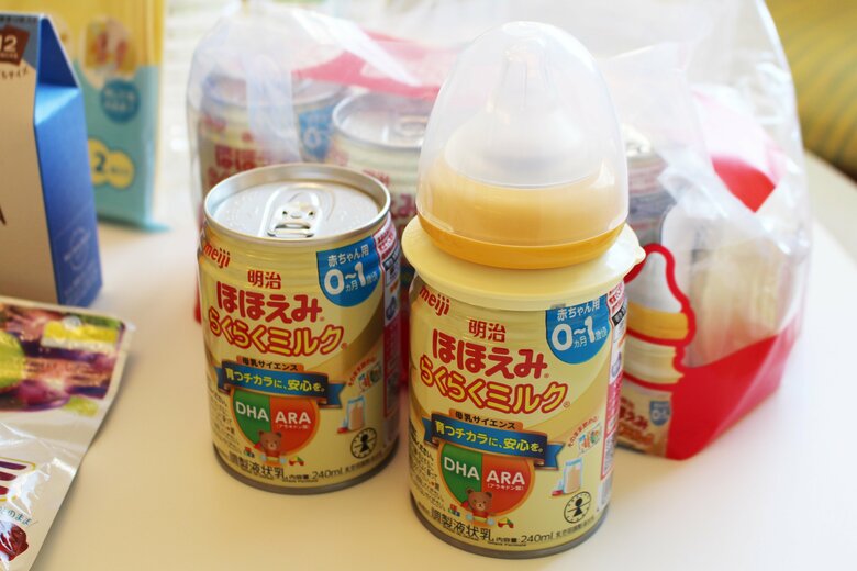 宿泊プラン利用者が自由に使うことができる明治の乳児用液体ミルク「明治ほほえみ らくらくミルク」。お湯で溶かすなどの調乳作業が要らず、災害時の備蓄品として利用する自治体も