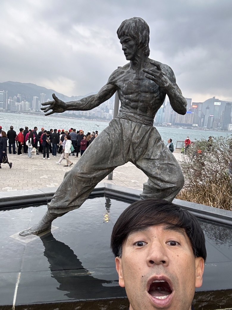 憧れのブルース・リーの銅像前にて