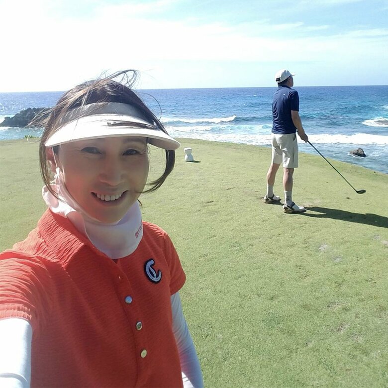 武東由美さんとモト冬樹さん（右奥）