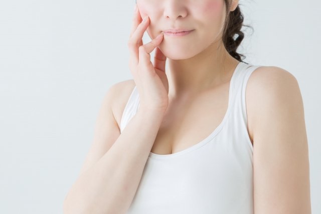 オイリー肌に悩む女性の画像