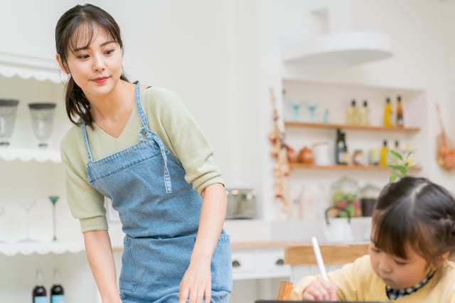 子どもの家庭学習を見守る母親