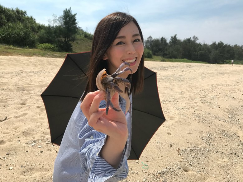 グラビア撮影のオフショット。子供の頃と変わらず、生き物と自然が大好き!