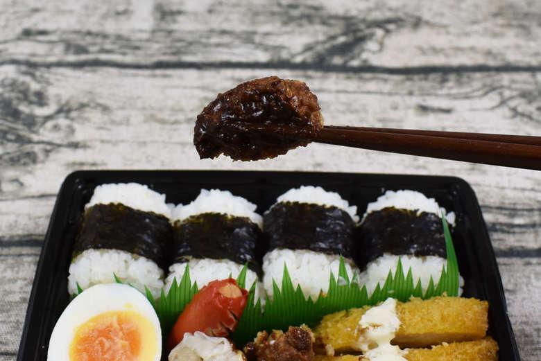 ファミマのおすすめランチ「バラエティおかず＆おむすび」のアップ画像