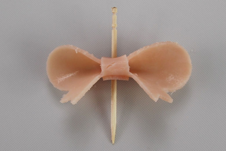 セリアのおすすめキッチン用品「リボンハムカッター」の使用中画像