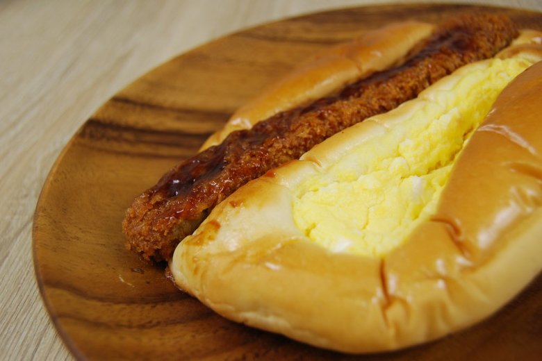 ローソンの人気パン「ドまんぞく メンチカツ＆たまごパン」の実物画像