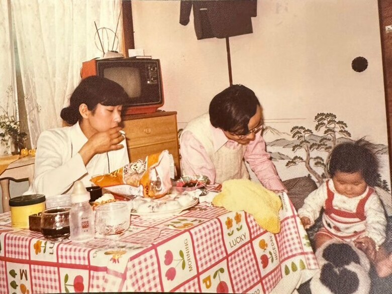 松尾さん幼少期、実家にて両親と