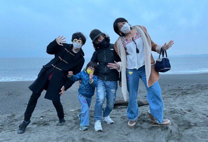 湘南の海岸で家族4人で