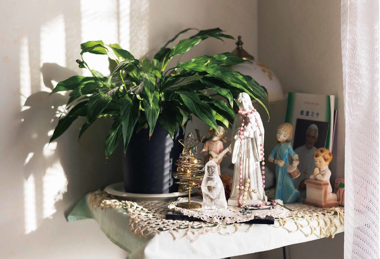 60歳の頃、洗礼を受けてクリスチャンに。ダイニングのコーナースペースを祭壇にしている