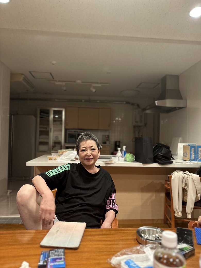 お友達のおうちでくつろぐ中村うさぎさん