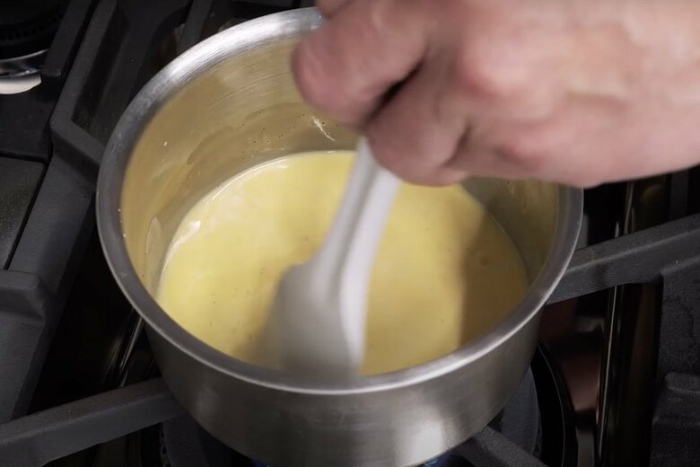 【作り方10】弱火にかけて、ゴムベラで全体を混ぜる。サラサラ状態がもったりした状態になったら火から下ろす