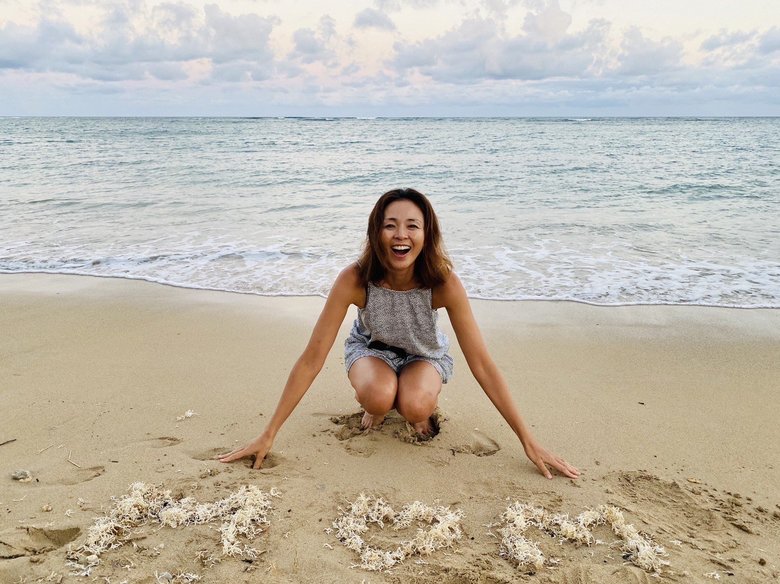 ハワイのビーチで満面の笑顔のSHIHOさん