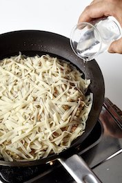 フライパンを弱めの中火にかけ、熱くなったら鍋肌から水を注ぐ。ふたをして8～9分ほど蒸し焼きにする。
