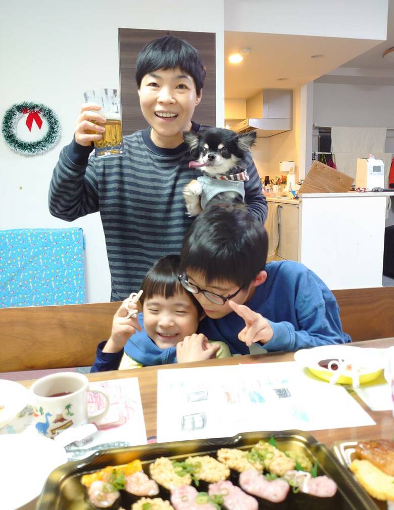 母はビールとお寿司。子ども2人は作品を眺めながら仲睦まじく肩を組んでピース