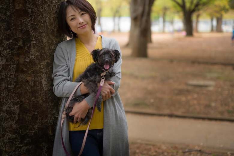 愛犬のメロンと一緒にお散歩中の櫻井淳子さん