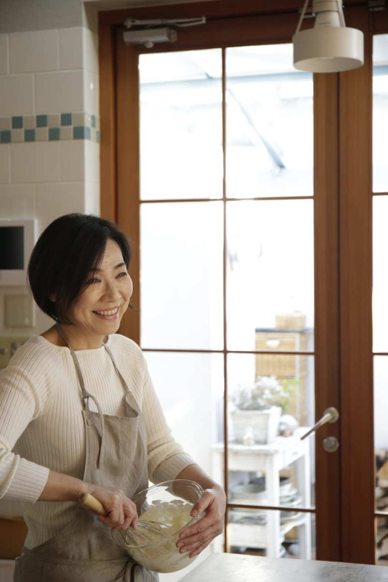 フードコーディネーター、テーブルコーディネーター、料理撮影スタジオ経営を経て、2002年より料理教室「Cooking Studio Y」を主宰。国内や海外で食関連の知識や情報を長く研究し、その成果を毎月のレッスンで発表する季節の創作料理に生かしている。大人の遊び心にあふれた自由な発想のテーブルコーディネートにも定評があり、日々の食卓に新しい彩りを添えるヒントやアイディアとともに、笑顔の広がる豊かな食空間と時間を提供する。