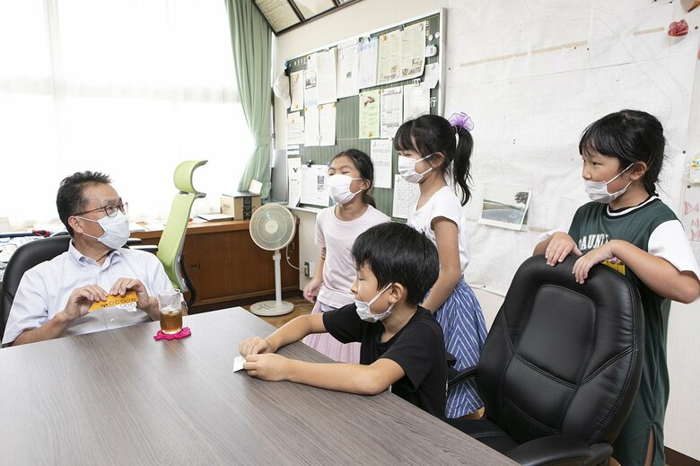 休み時間にはつねに子どもたちが校長室に来て話をしたりゲームをしたりする