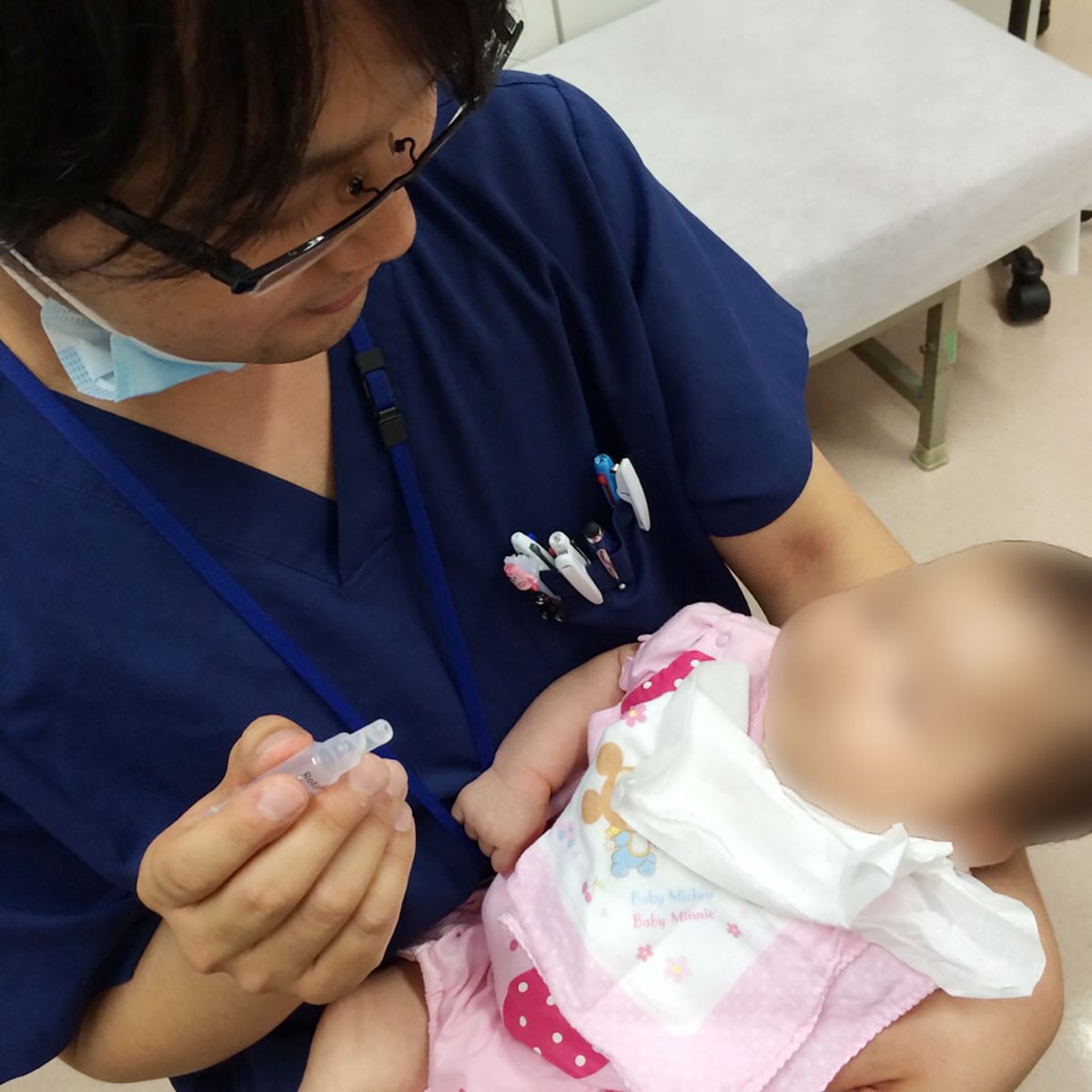診療中の加納友和さん