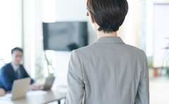 近所のママ友同士で集まる際、1人だけ馴染めていない女性がいます