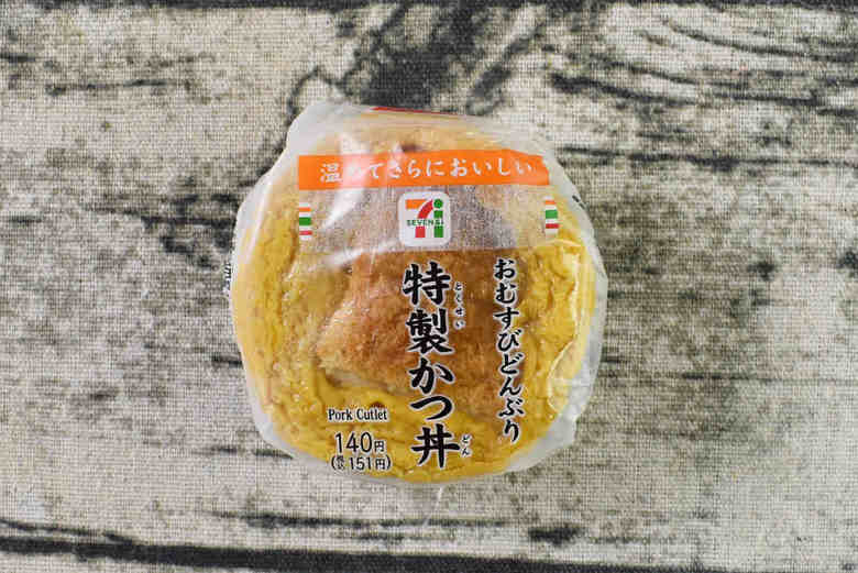 セブンイレブンの人気おにぎり「おむすびどんぶり 特製かつ丼」のパッケージ画像