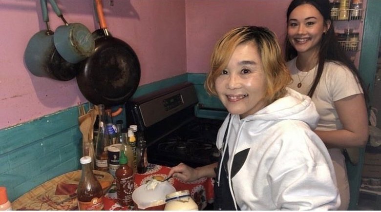 キッチンで料理をする野沢直子さんと娘さん