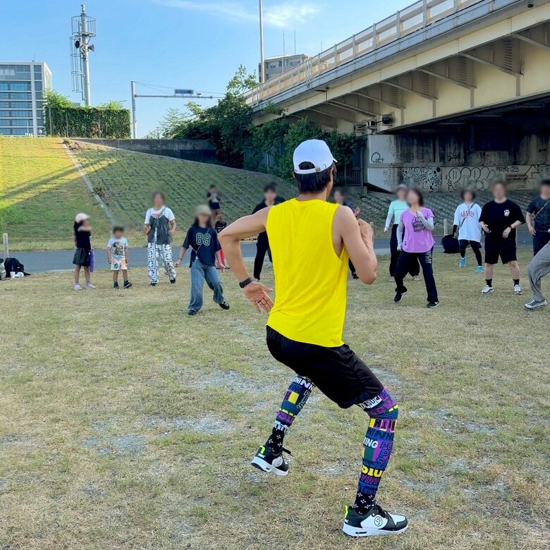 河川敷でZUMBAレッスンを行うツネさん