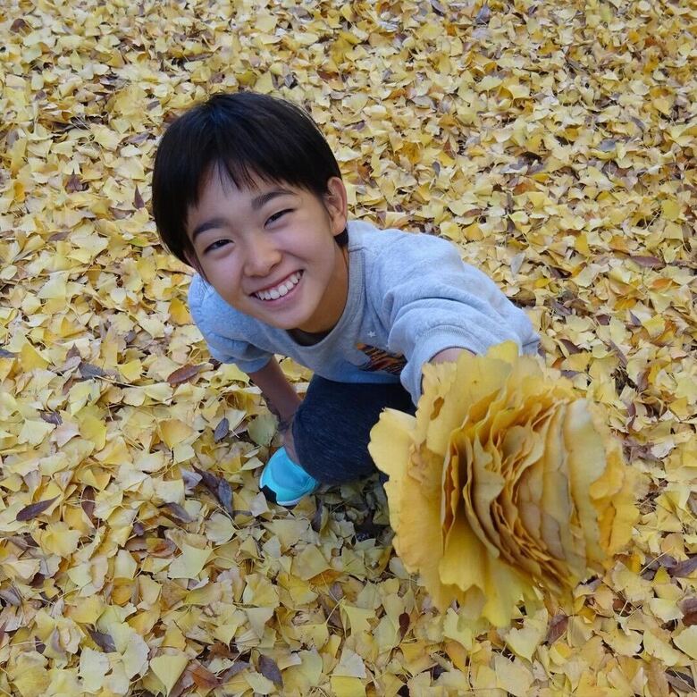 銀杏の葉っぱと戯れる村山さん