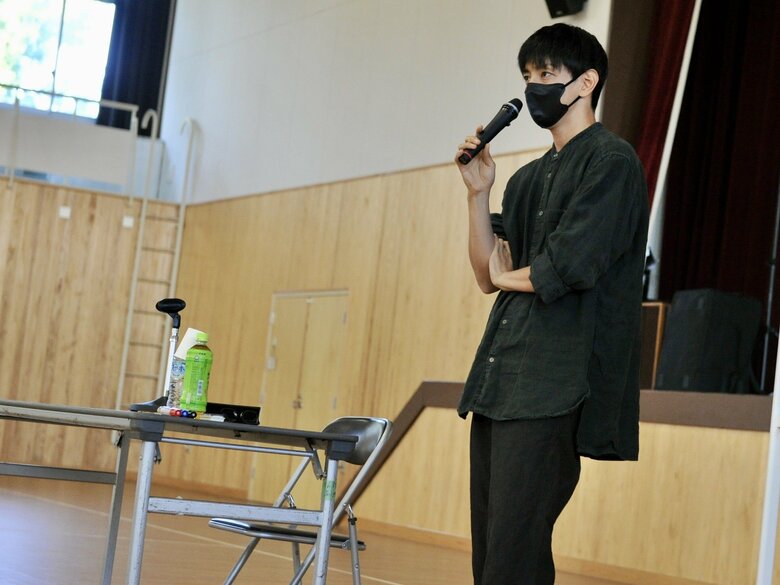 高校生の悩み相談に答える交流会の様子