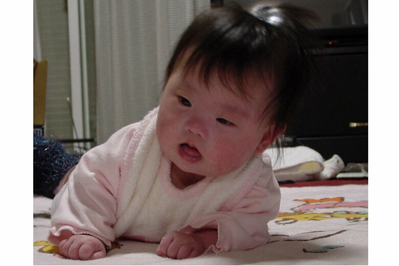 生後4か月。初めて頭を持ち上げた日、周りにいた両親は拍手喝采で大喜び！