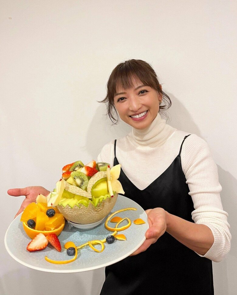 ジュエルフルーツクリエイターの資格を取り、見事なフルーツカットを披露する望月さん