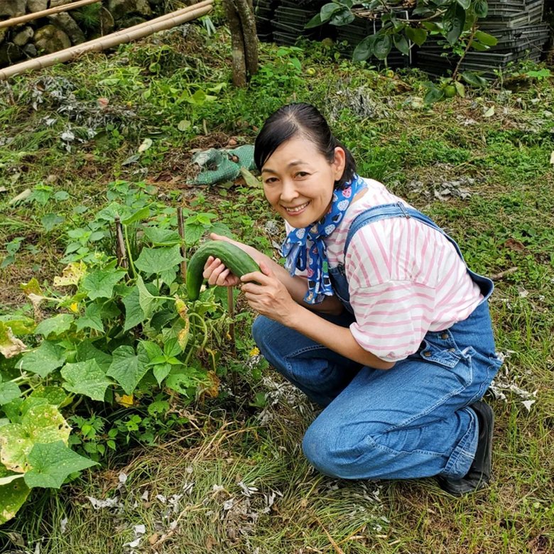 俳優業を続けながら、地元・大分では畑仕事に汗を流す。採れたきゅうりを手に
