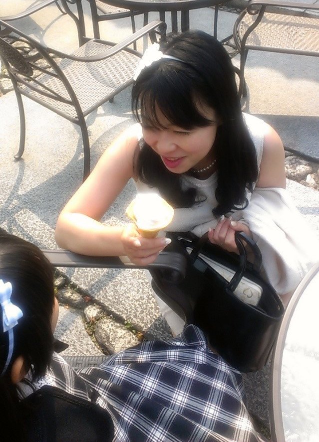 小学校入学式の日。食事後、「アイスクリームも食べたい」とお子さんが甘えたときの愛らしい一枚