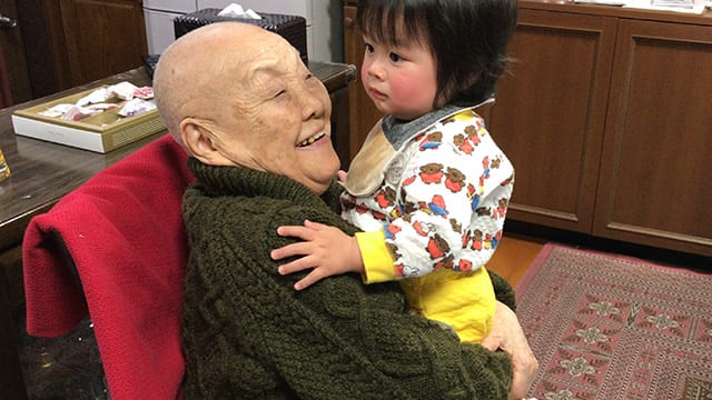瀬尾さんの長男を抱っこする寂聴さん