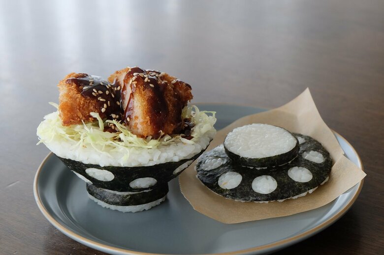 カツ丼を表現したおにぎり