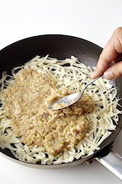 外側2～3㎝ほど残して、②の肉だねをのせて均等にならす。