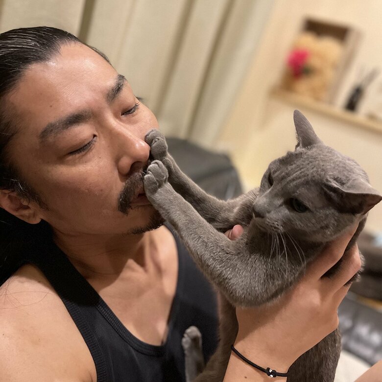 愛猫のアンと戯れる菅さん