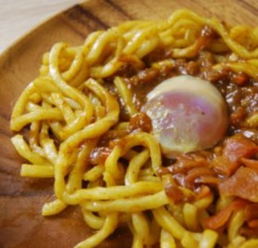 セブンイレブン「 辛口カレー焼うどん」麺に絡むスパイスが絶品すぎる