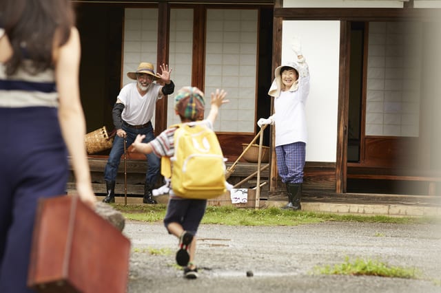 実家に家族で帰るイメージ