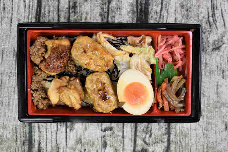 ローソンの人気弁当「鶏ざんまい弁当」の実物画像02