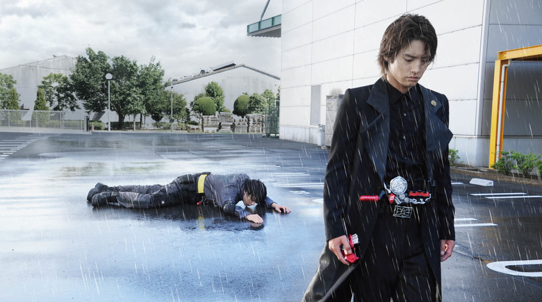 ▲倒れ伏せている戦兎と、背を向ける万丈。劇場版のこのシーンはいったい、何を意味しているのでしょうか……。