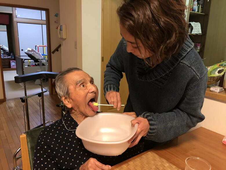 義父の口腔ケアの様子