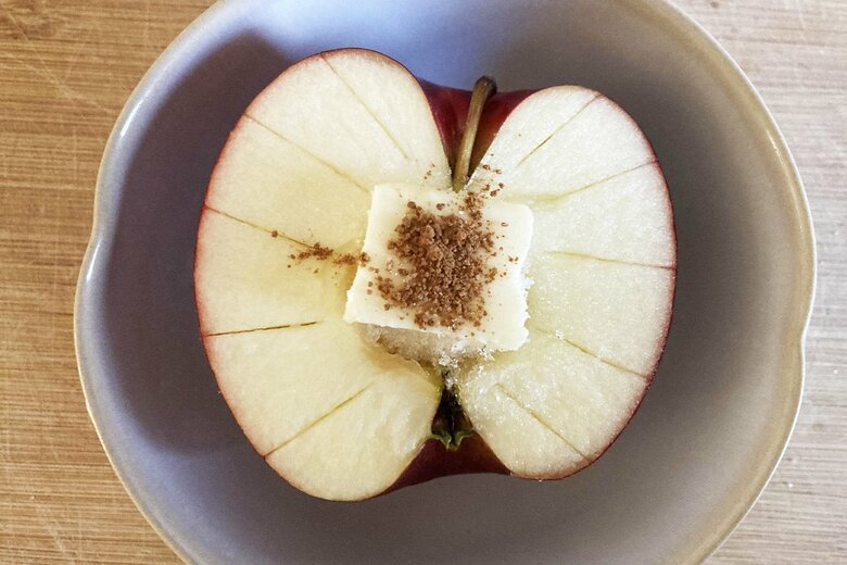 【作り方8】深めの耐熱容器に入れて軽くラップをして、600wの電子レンジで6分加熱する