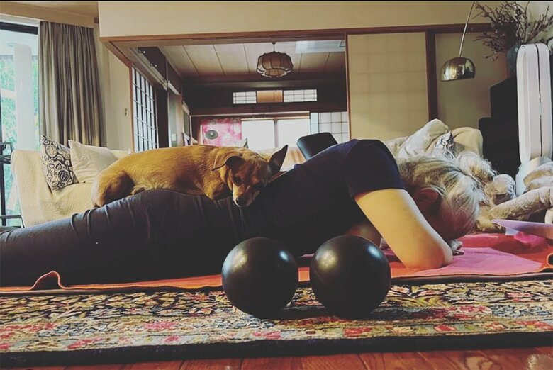 日々の体調管理にはストレッチが欠かせない。Ozzyくんも一緒に