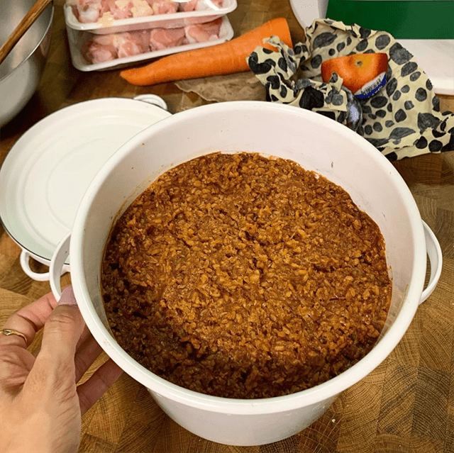 息子さんと仕込んだ味噌（安田さんのインスタグラムより）