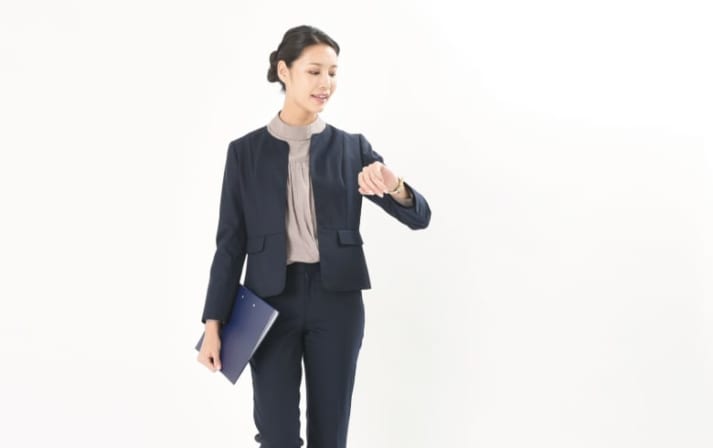 モーハウスではオフィスでの着用できるような落ち着いたデザインの授乳服も人気商品のひとつ