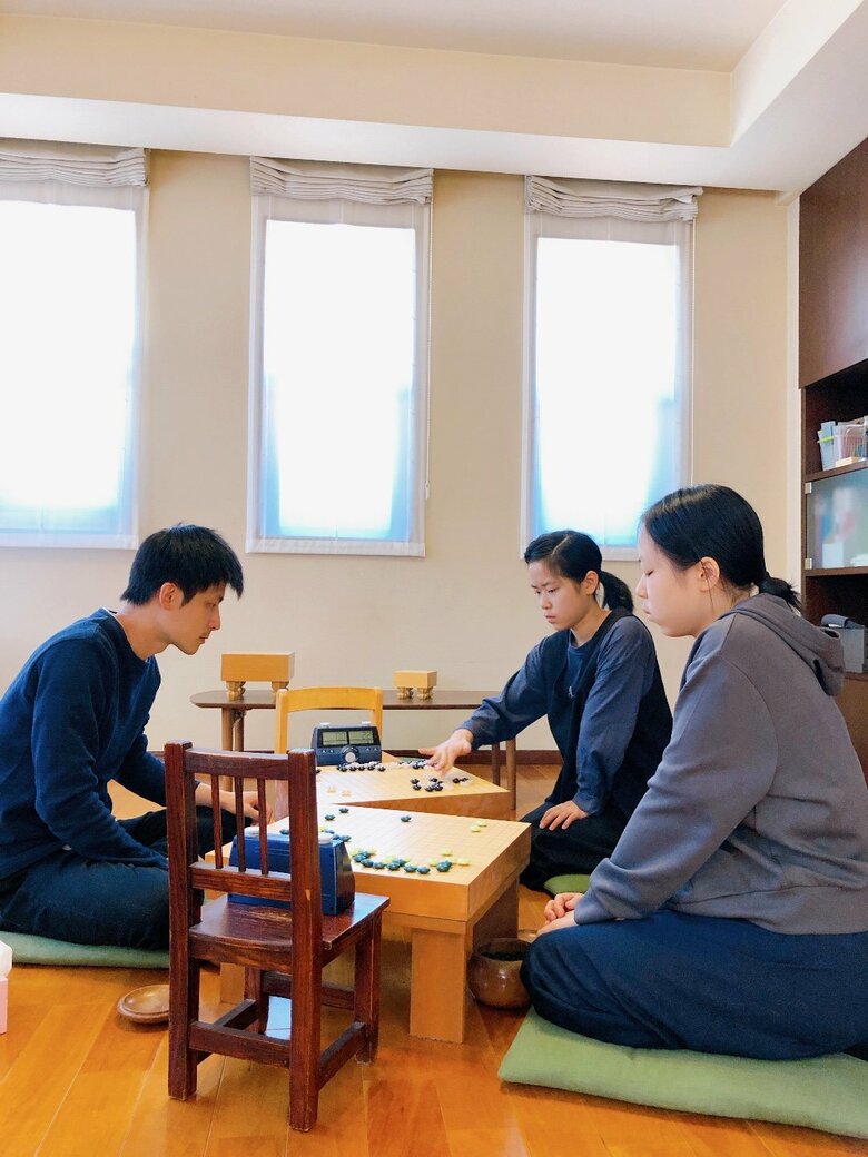 実際の二面打ち。奥が長女・心澄さん、手前が次女・心治さん