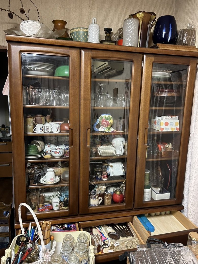 4人家族だったころの名残が残ったままの食器棚。子どもが巣立った時点で使うぶんだけにしたほうがいい